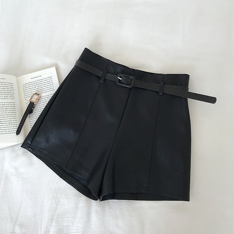 Paprasto modelio odiniai šortai aukštu juosmeniu ir diržu