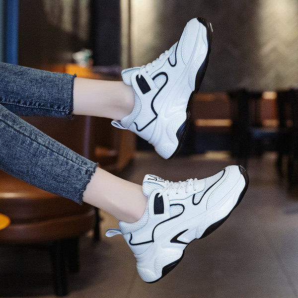 Laisvalaikiai moteriški sportbačiai su raišteliais ir grubiu padu