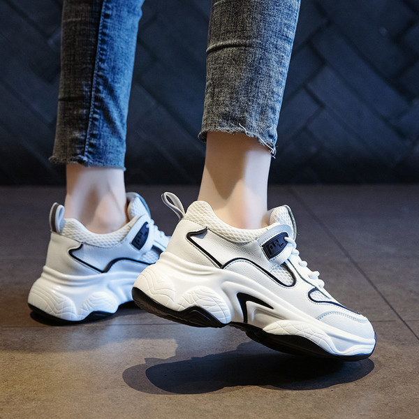 Laisvalaikiai moteriški sportbačiai su raišteliais ir grubiu padu