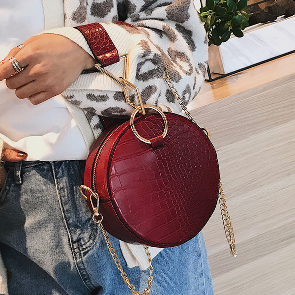 Moodne ümara kujuga ja metallist ketiga naistekott