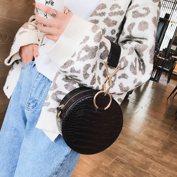 Moodne ümara kujuga ja metallist ketiga naistekott