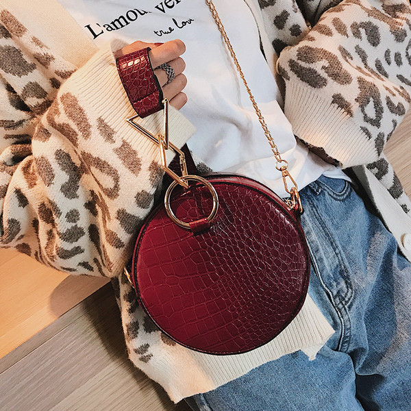 Moodne ümara kujuga ja metallist ketiga naistekott