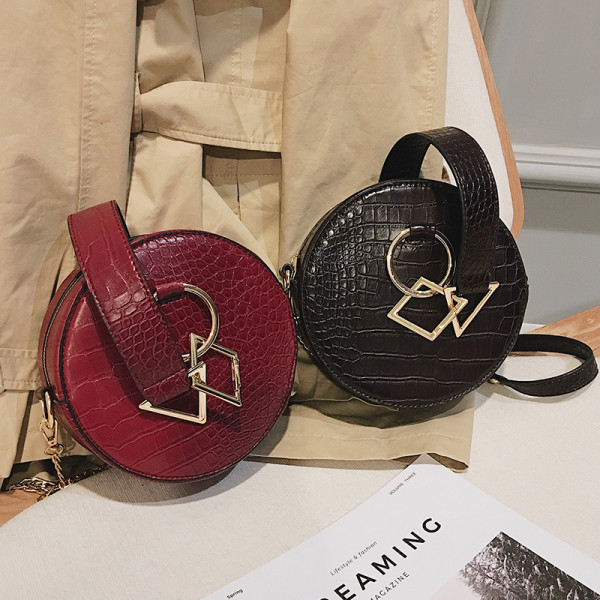 Moodne ümara kujuga ja metallist ketiga naistekott