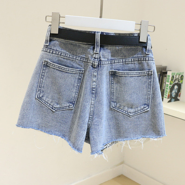 Дамски дънкови къси панталони с колан и скъсани мотиви 