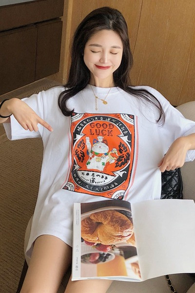 Moteriški platūs marškinėliai trumpomis rankovėmis ir aplikacijomis