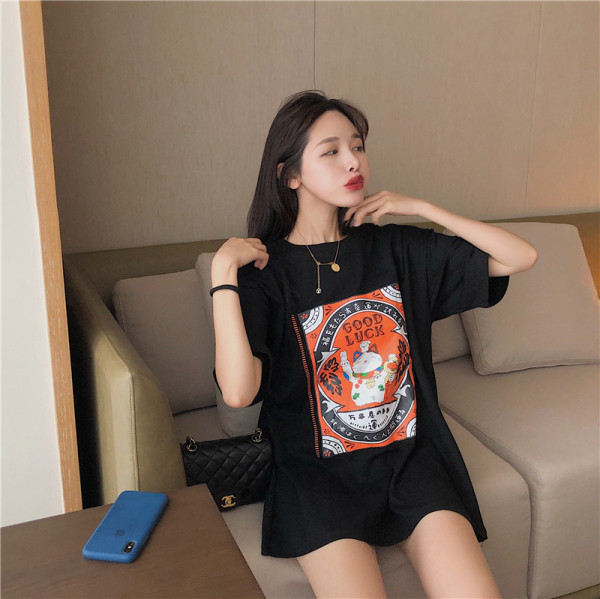 Moteriški platūs marškinėliai trumpomis rankovėmis ir aplikacijomis