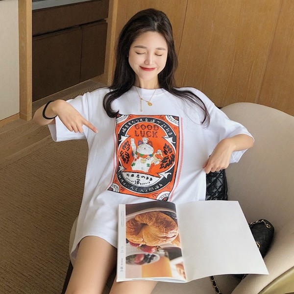 Moteriški platūs marškinėliai trumpomis rankovėmis ir aplikacijomis