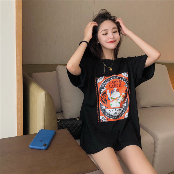 Moteriški platūs marškinėliai trumpomis rankovėmis ir aplikacijomis