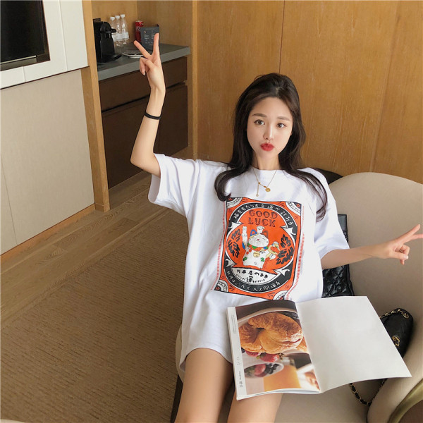 Moteriški platūs marškinėliai trumpomis rankovėmis ir aplikacijomis