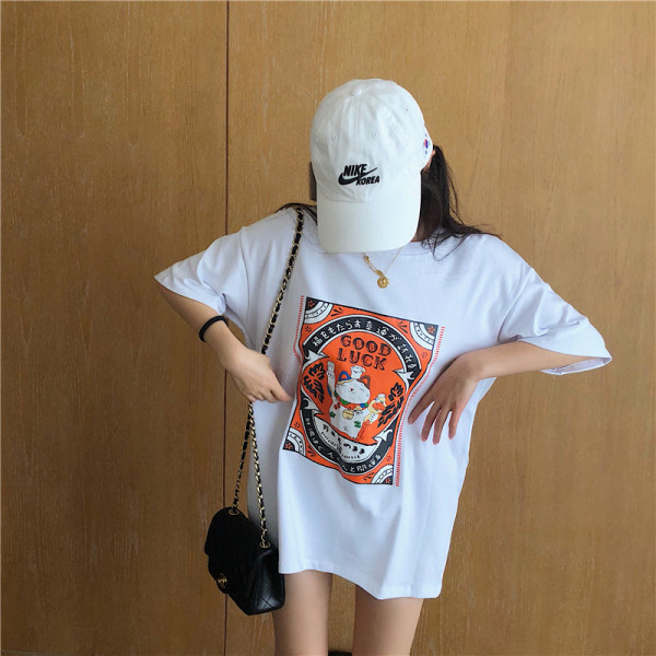 Moteriški platūs marškinėliai trumpomis rankovėmis ir aplikacijomis