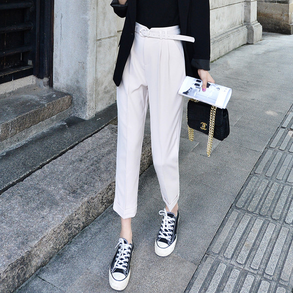 Moteriškos kelnės aukštu juosmeniu ir diržu – tiesus modelis