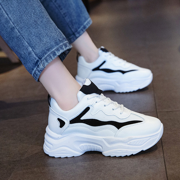 Laisvalaikiai moteriški sportbačiai grubiu padu ir raišteliais