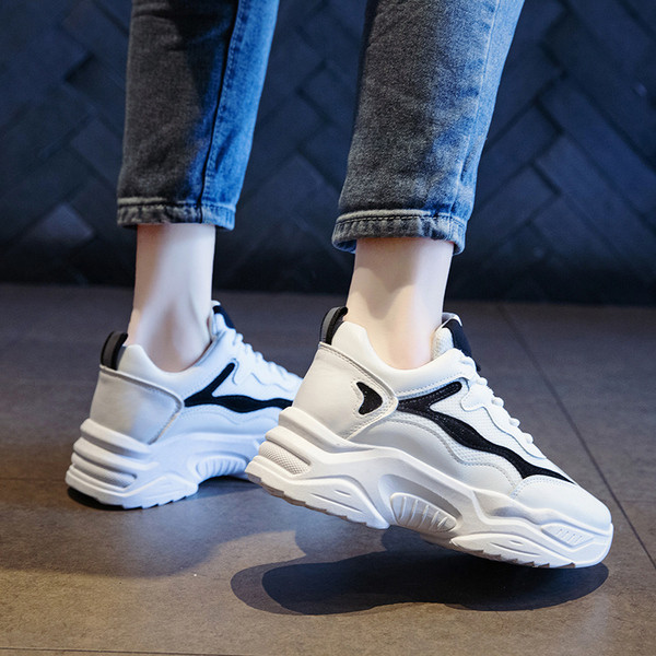 Laisvalaikiai moteriški sportbačiai grubiu padu ir raišteliais