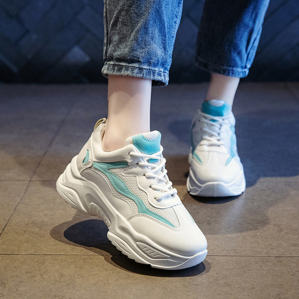 Laisvalaikiai moteriški sportbačiai grubiu padu ir raišteliais