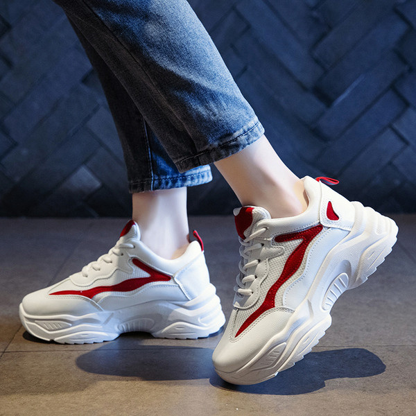 Laisvalaikiai moteriški sportbačiai grubiu padu ir raišteliais