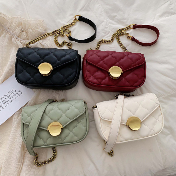 Moteriška odinė rankinė su metaliniu užsegimu ir rankena