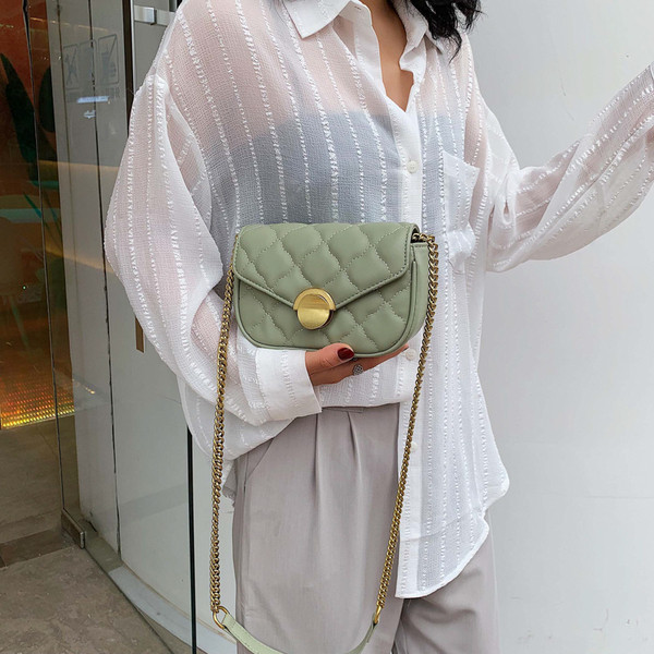 Moteriška odinė rankinė su metaliniu užsegimu ir rankena