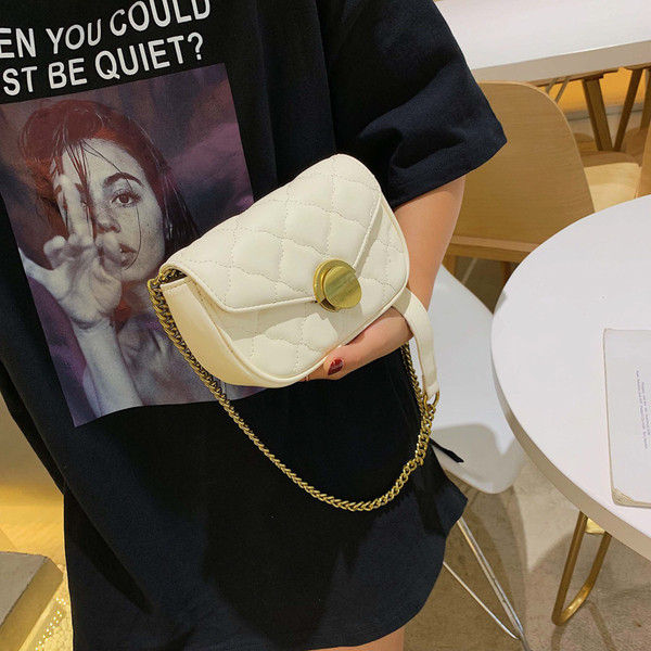 Moteriška odinė rankinė su metaliniu užsegimu ir rankena