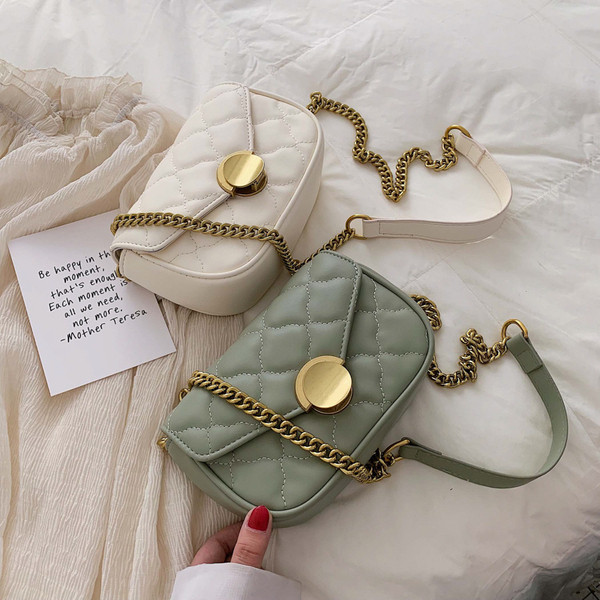 Moteriška odinė rankinė su metaliniu užsegimu ir rankena