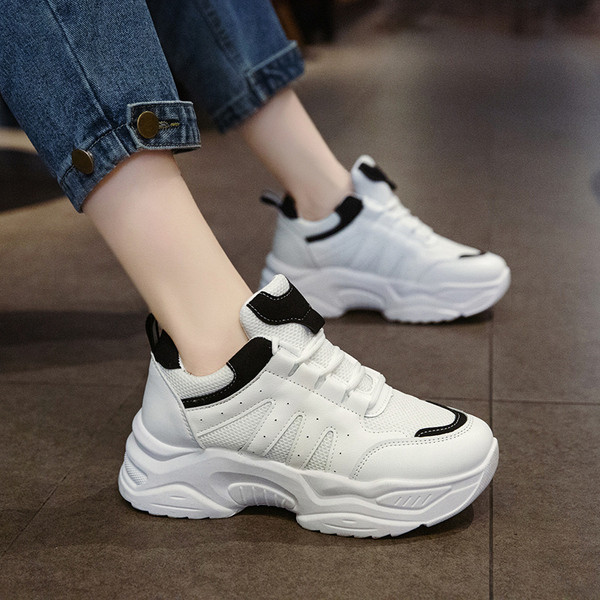 Laisvalaikiai moteriški sportbačiai su raišteliais ir grubiu padu