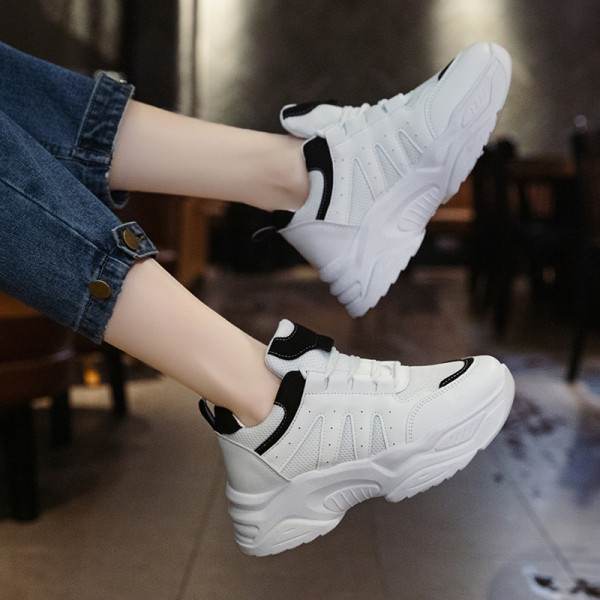 Laisvalaikiai moteriški sportbačiai su raišteliais ir grubiu padu