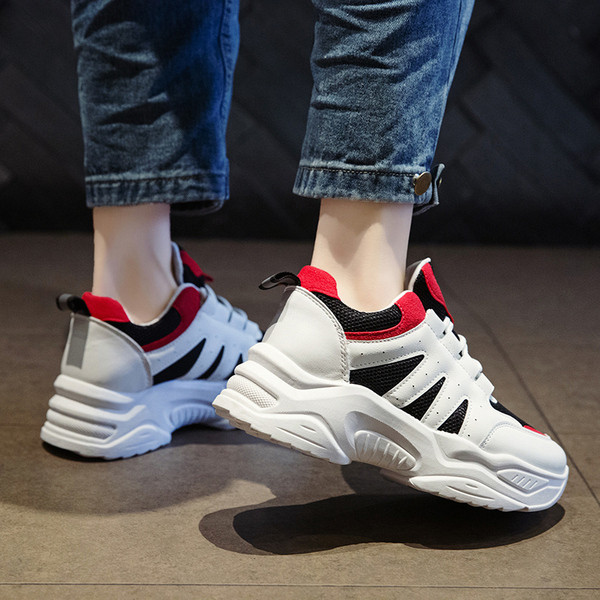 Laisvalaikiai moteriški sportbačiai su raišteliais ir grubiu padu