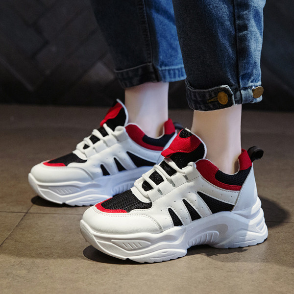 Laisvalaikiai moteriški sportbačiai su raišteliais ir grubiu padu