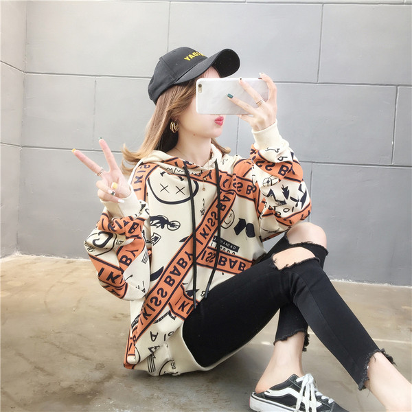 Modernus moteriškas megztinis su gobtuvu – platus modelis