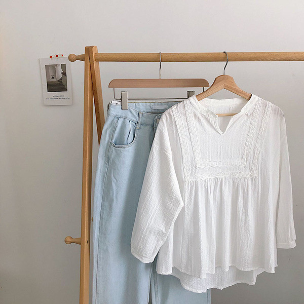 Siūti moteriški balti marškiniai ilgomis rankovėmis ir V formos iškirpte