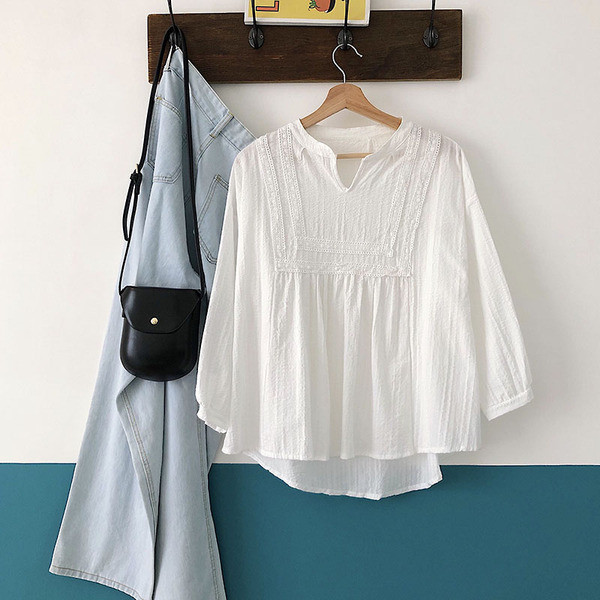 Siūti moteriški balti marškiniai ilgomis rankovėmis ir V formos iškirpte