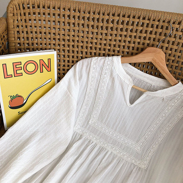 Siūti moteriški balti marškiniai ilgomis rankovėmis ir V formos iškirpte