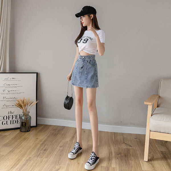 Moteriškas laisvalaikio trumpas džinsinis sijonas aukštu juosmeniu ir kišenėmis