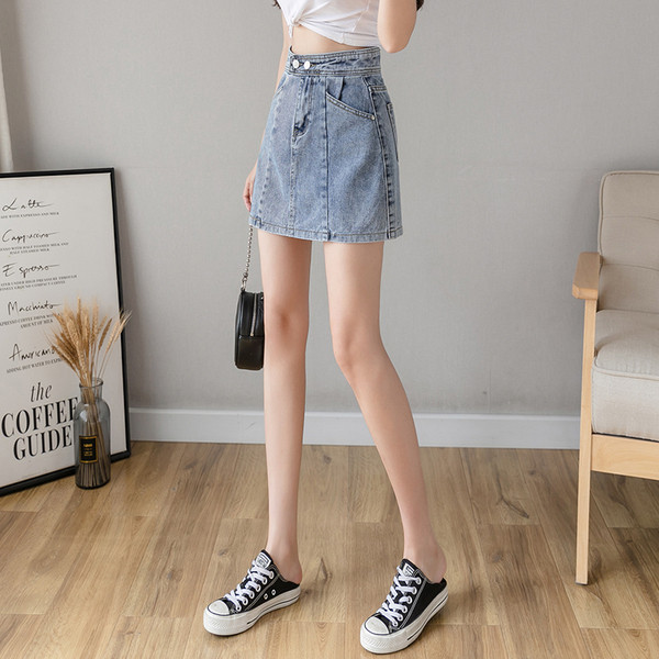 Moteriškas laisvalaikio trumpas džinsinis sijonas aukštu juosmeniu ir kišenėmis