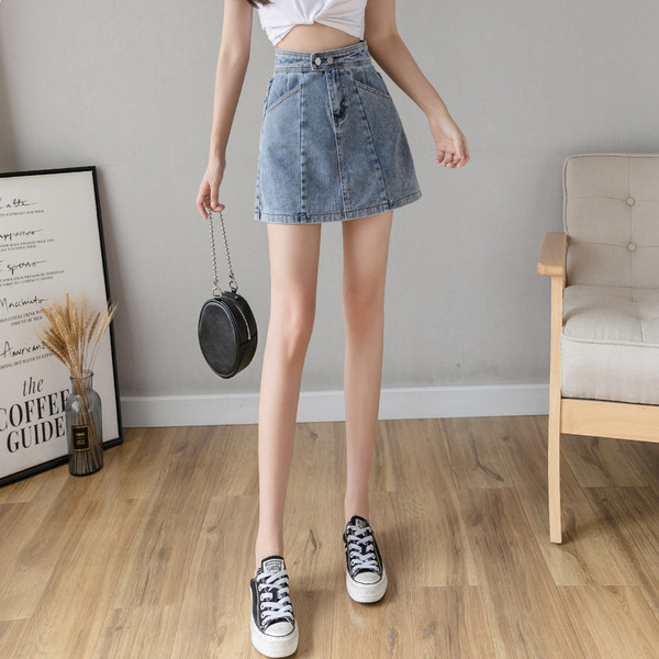 Moteriškas laisvalaikio trumpas džinsinis sijonas aukštu juosmeniu ir kišenėmis