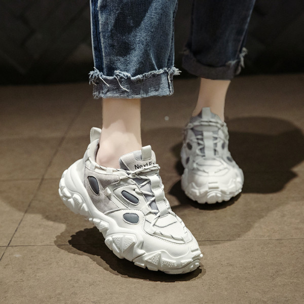 NAUJAS moteriškų šiuolaikiškų kedų modelis su raišteliais ir grubiu padu