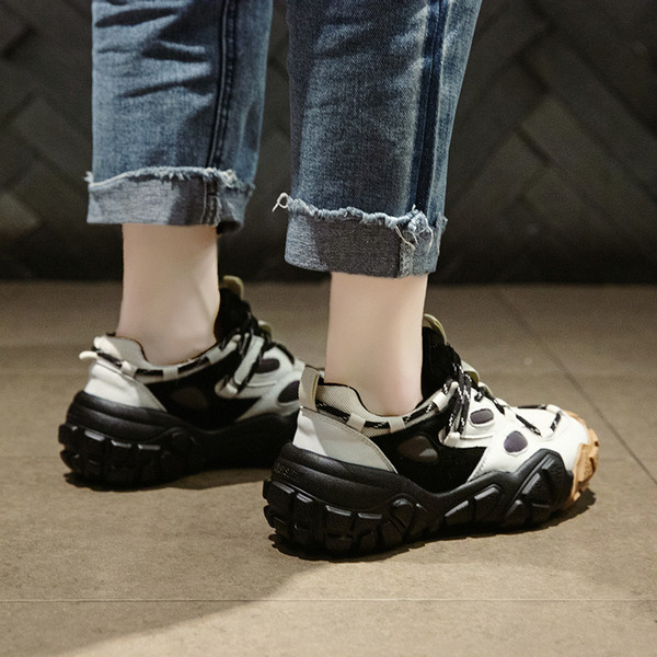 NAUJAS moteriškų šiuolaikiškų kedų modelis su raišteliais ir grubiu padu