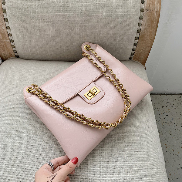 Moderni moteriška rankinė iš eko odos su metaline grandinėle ir užsegimu