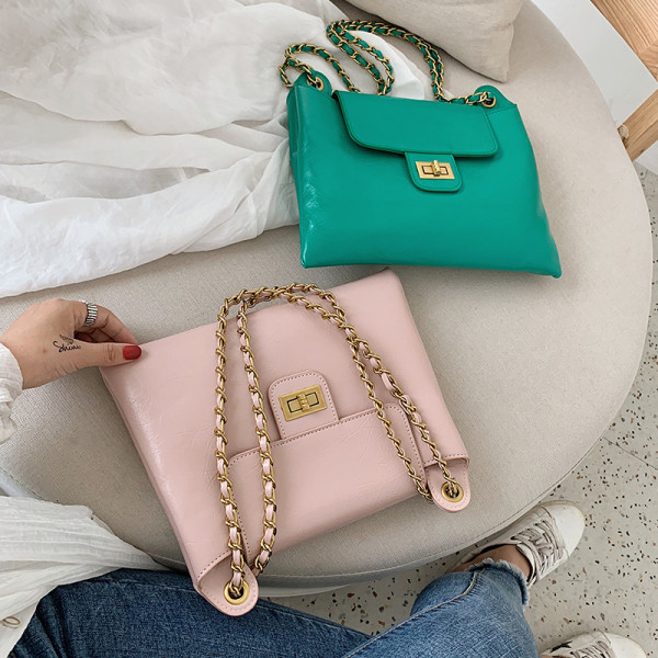 Moderni moteriška rankinė iš eko odos su metaline grandinėle ir užsegimu