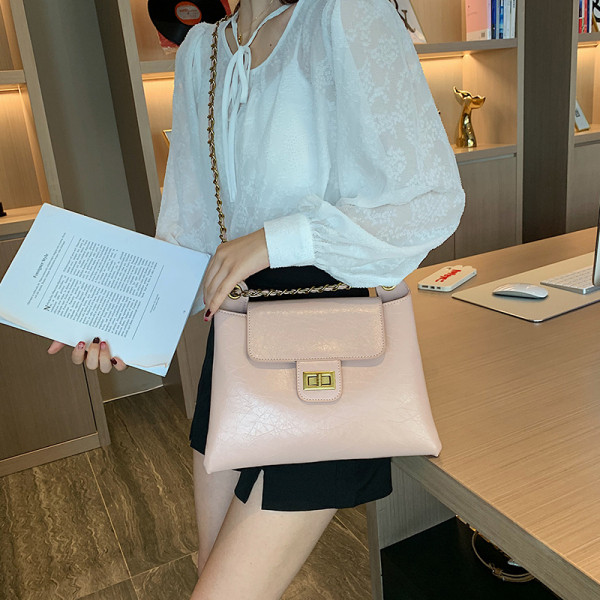 Moderni moteriška rankinė iš eko odos su metaline grandinėle ir užsegimu