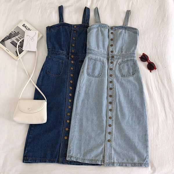 Moteriška džinsinė suknelė su petnešėlėmis, sagomis ir kišenėmis