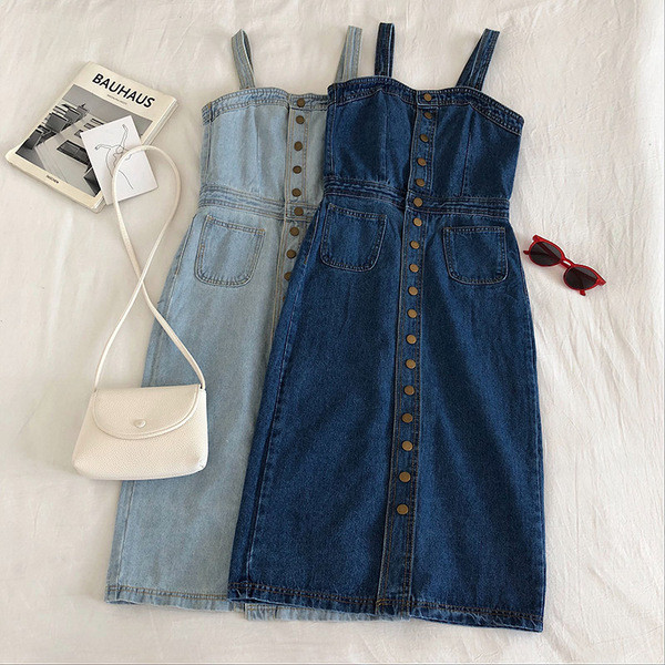 Moteriška džinsinė suknelė su petnešėlėmis, sagomis ir kišenėmis