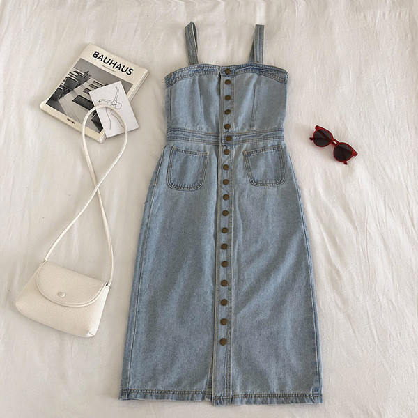 Moteriška džinsinė suknelė su petnešėlėmis, sagomis ir kišenėmis