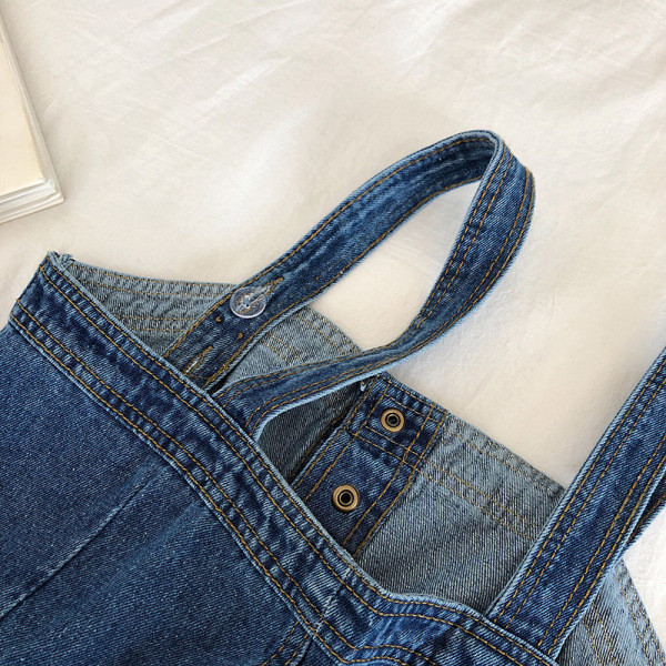 Moteriška džinsinė suknelė su petnešėlėmis, sagomis ir kišenėmis