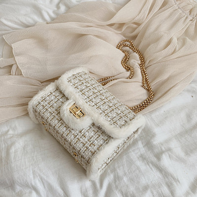 Stilingas moteriškas krepšys su ilga grandinėle ir pūkais