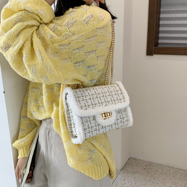 Stilingas moteriškas krepšys su ilga grandinėle ir pūkais