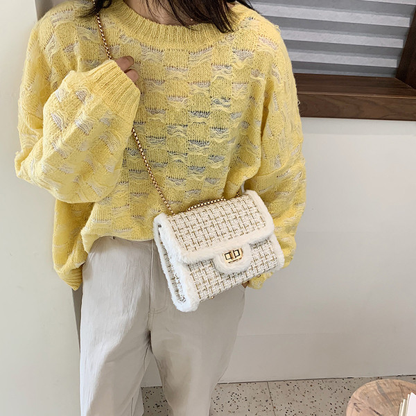 Stilingas moteriškas krepšys su ilga grandinėle ir pūkais