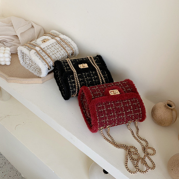 Stilingas moteriškas krepšys su ilga grandinėle ir pūkais