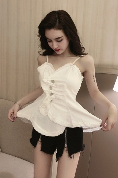 Iškirpta moteriška palaidinė su sagomis ir V formos iškirpte