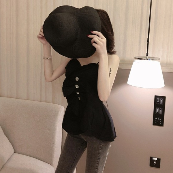 Iškirpta moteriška palaidinė su sagomis ir V formos iškirpte