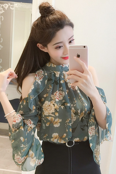 Šiuolaikinė moteriška palaidinė apnuogintais pečiais ir žema apykakle